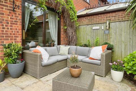 3 bed property, in Barrington Crescent, £375,000