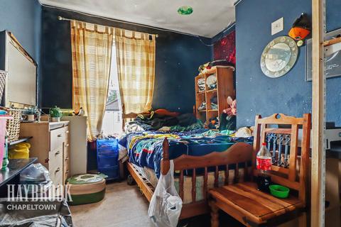 2 bed property, in Addison Road, £100,000