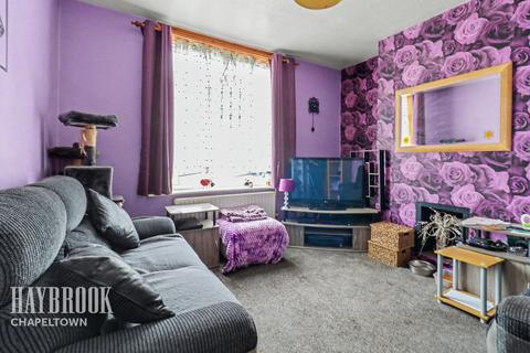 2 bed property, in Addison Road, £90,000