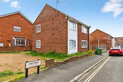 3 bed property, in Holt Road, £200,000