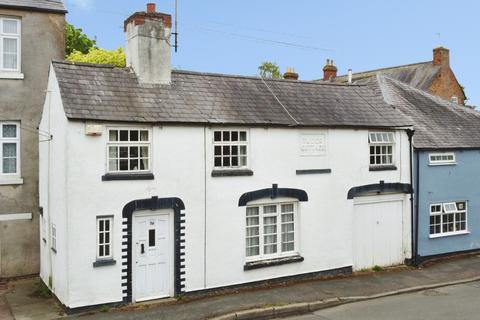 2 bed property, in Tudor Cottage, £270,000