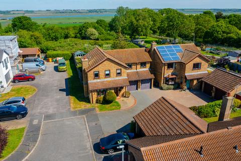 5 bed property, in Ducketts Mead, £600,000