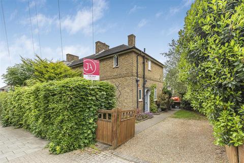 3 bed property, in Huntingfield Road, £850,000