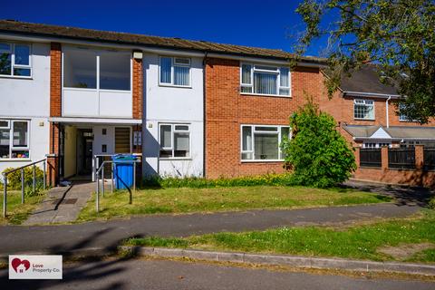2 bed property, in Packwood Close, £225,000