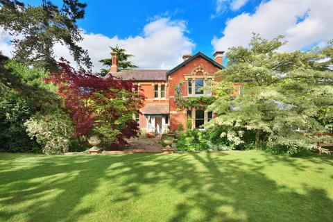 4 bed property, in The Row, £850,000