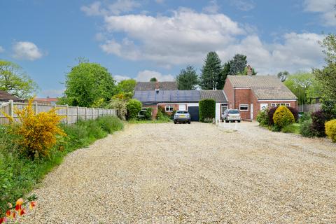 2 bed property, in Holt Road, £375,000
