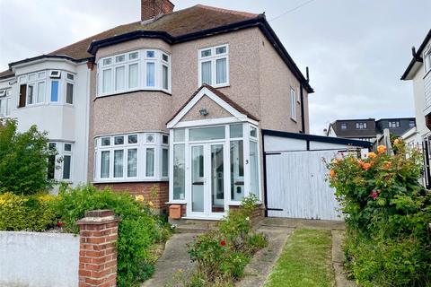 3 bed property, in Ellenbrook Close, £450,000