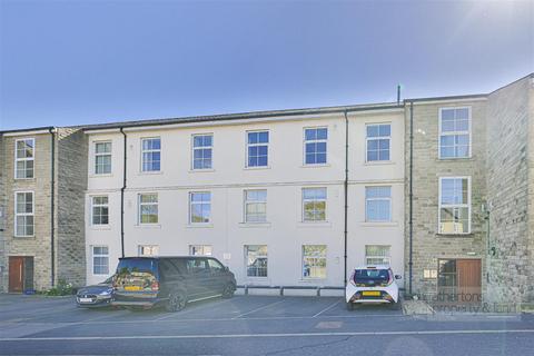 2 bed property, in Floats Mill, £95,000