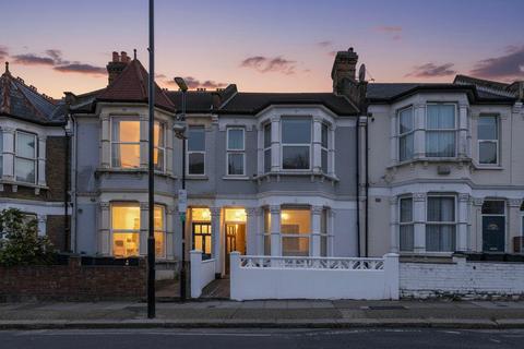 3 bed property, in Mount Pleasant Road, £600,000