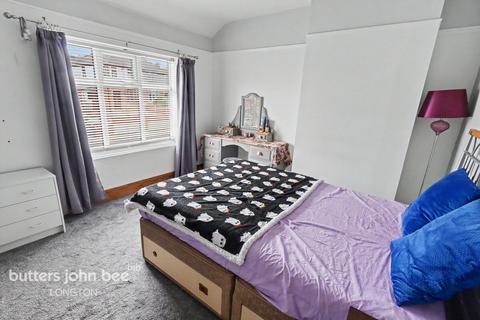 2 bed property, in Broadway, £145,000
