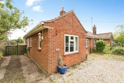 2 bed property, in Groveside, £140,000