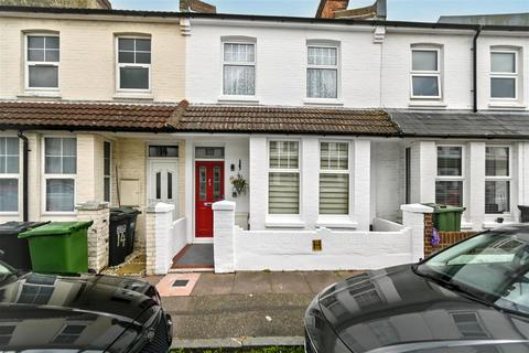 2 bed property, in Clarence Road, £280,000