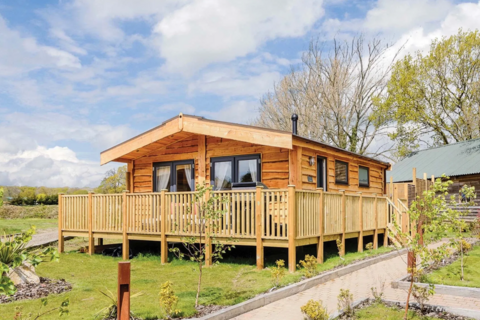 2 bed property, in Hurst Lane, £225,000