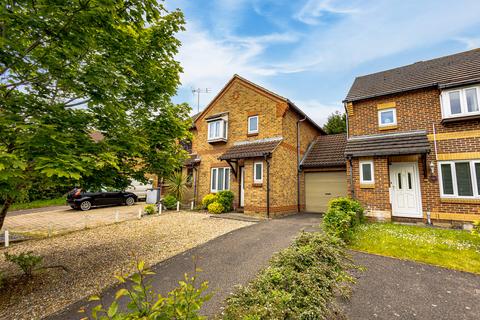 3 bed property, in Arterial Road, £350,000
