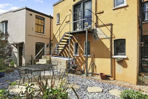 1 bed property, in Glengall Road, £440,000