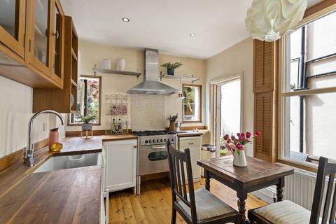 1 bed property, in Glengall Road, £450,000