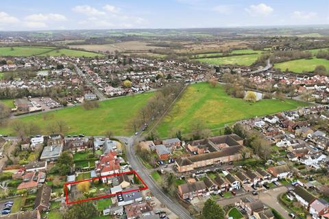4 bed property, in Loughton Lane, £550,000