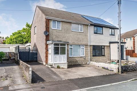 3 bed property, in Crown Hill Drive, £250,000