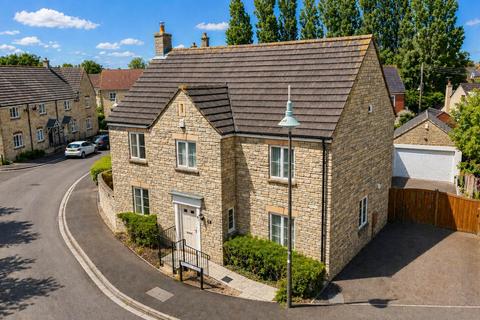 4 bed property, in Pastures Avenue, £445,000