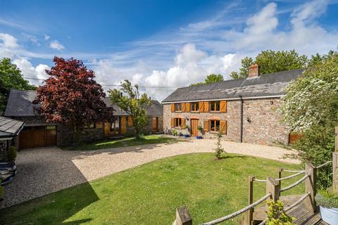 5 bed property, in Cranford, £725,000