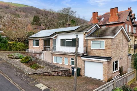 3 bed property, in Firs Close, £495,000