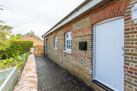 1 bed property, in Cockering Road, £270,000