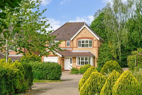 4 bed property, in Lancaster Close, £475,000