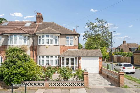 3 bed property, in The Drive, £699,950