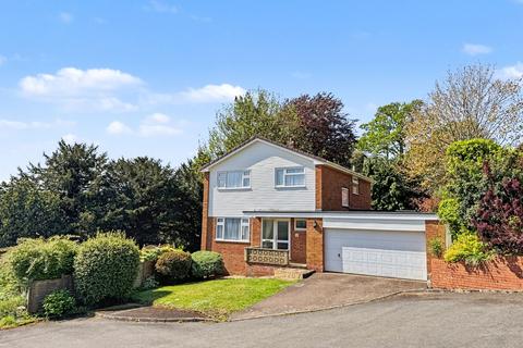 4 bed property, in Pine Close, £450,000