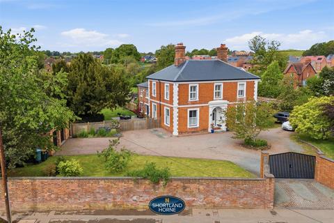 4 bed property, in Bennetts Road, £595,000