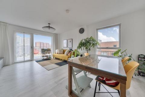 2 bed property, in Hazeview Apartments, £360,000