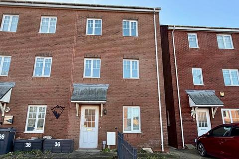 4 bed property, in Weavers Close, £155,000