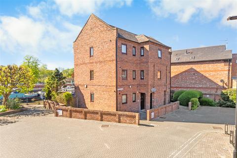 1 bed property, in Fewster Way, £230,000