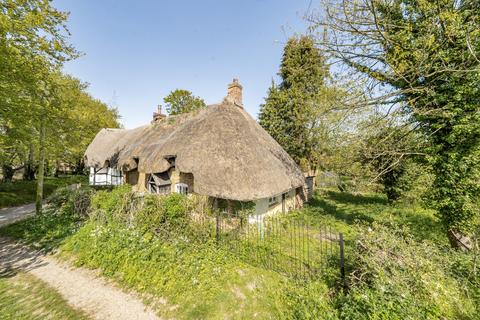2 bed property, in Fifield, £250,000