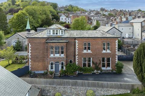 8 bed property, in Denbigh, £650,000