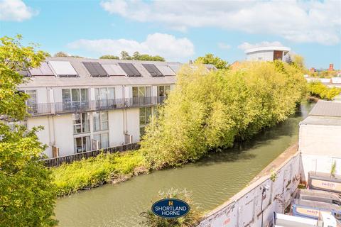 4 bed property, in Electric Wharf, £265,000