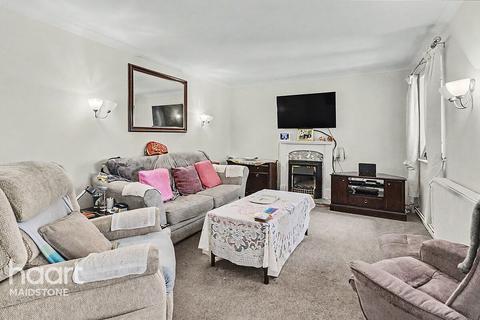 3 bed property, in Alkham Road, £440,000