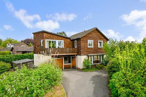 4 bed property, in Pluckley Road, £550,000