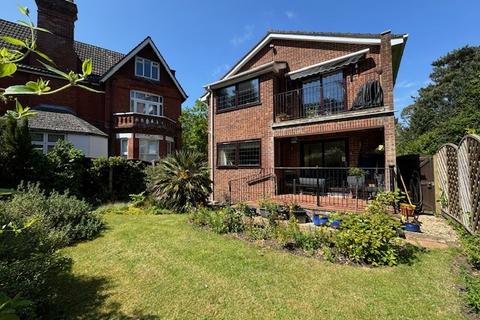2 bed property, in Prince of Wales Road, £350,000