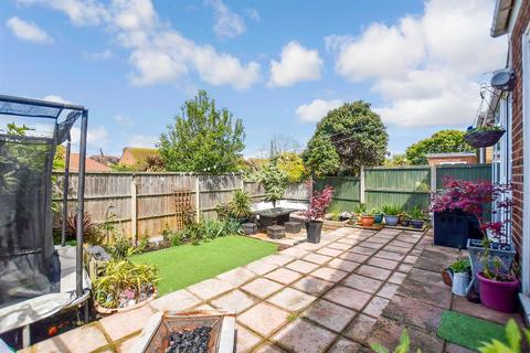 3 bed property, in Gainsborough Drive, £400,000
