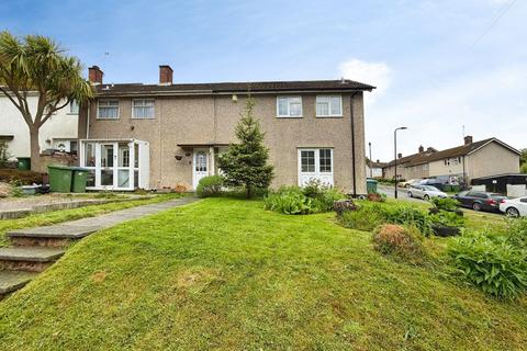 2 bed property, in Cheriton Avenue, £230,000