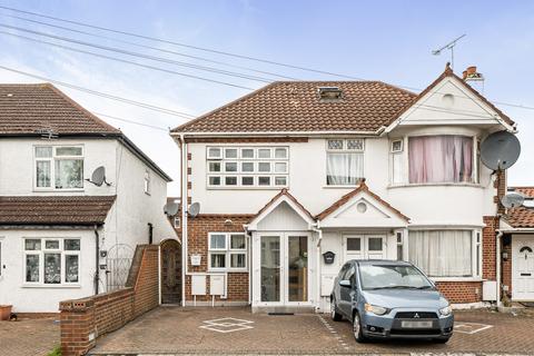 2 bed property, in Cromwell Road, £450,000