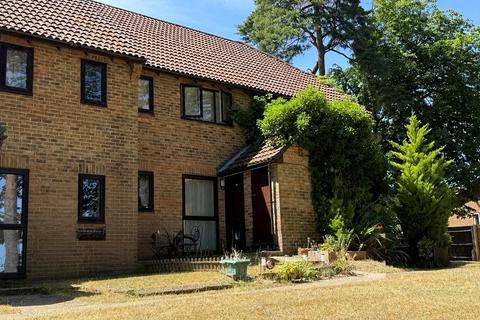 1 bed property, in Lightwater, £179,950