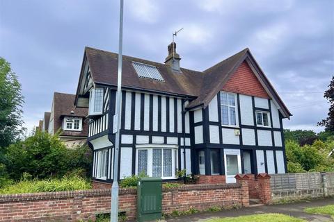 3 bed property, in Warwick Road, £480,000