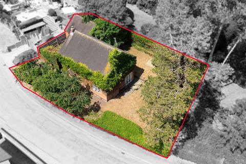 4 bed property, in Eastgate, £400,000
