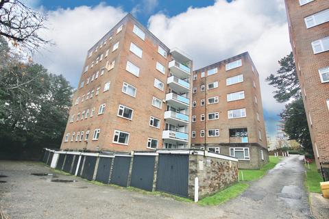 2 bed property, in Surrey Road, £180,000
