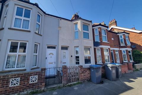 2 bed property, in Felixstowe, £125,000