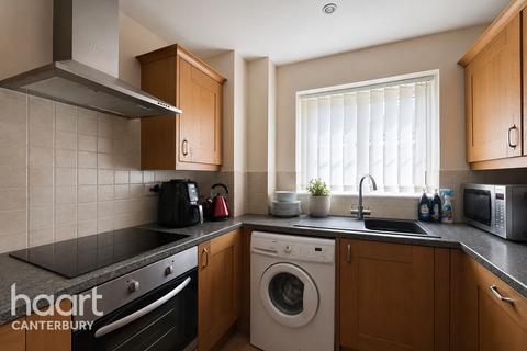 2 bed property, in Blackthorn Road, £160,000