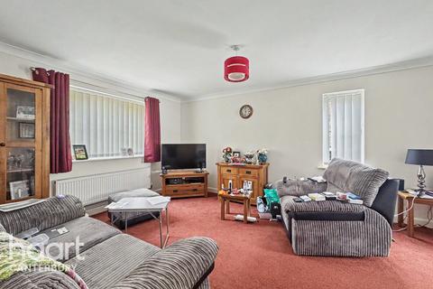 2 bed property, in Blackthorn Road, £165,000
