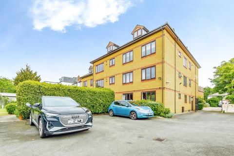 3 bed property, in South Norwood Hill, £300,000